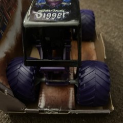 Official 1:24 Scale Son-uva Digger Monster Truck Die-Cast Vehicle Kids Ages 3+