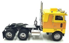 KK Scale Road Kings 1/18 Scale RK180152 – Peterbilt 352 Pacemaker Yellow/Brown