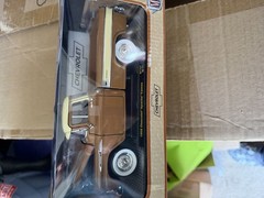 M2 Machines 1958 Chevrolet Apache Cameo Diecast Pickup Truck Brown Cream