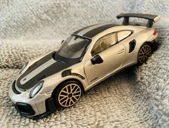 Maisto – 2019 Porsche 911 GT2 RS 1:43 Accelerate Silver-Street Fire