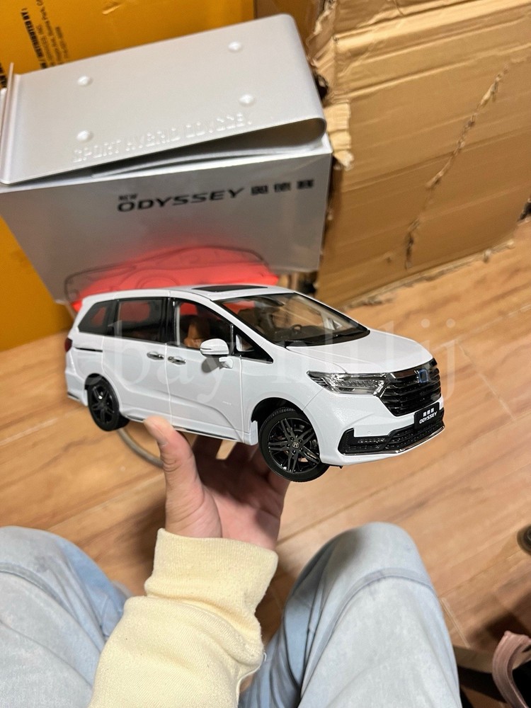 1:18 Scale Honda Odyssey Absolute Black Edition White Diecast Model With Base