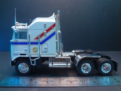 1:64 Scale 1976 Kenworth K100 Aerodyne – White Semi Truck iXO Diorama