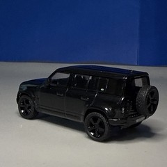 Tarmac Works 1:64 Scale Land Rover Discovery In Black