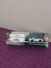 Maisto Design Tow & Go 1987 BUICK Regal T- Type & Car Trailer 1/64