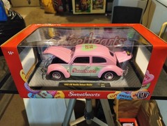 2026 M2 Machines Pink Sweethearts Love Bug 1952 VW Beetle Deluxe Model 🆕 🤐