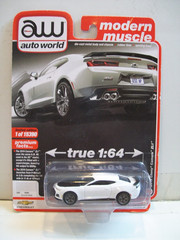 Auto World 1:64 2019 Chevy Camaro ZL1 Summit White