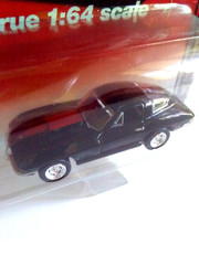 Greenlight/AUTO WORLD DIECAST COMBO ’67 CHEVY CORVETTES BLACK/RED STINGER HOOD’s