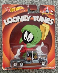 VINTAGE 2013 HOT WHEELS LOONEY TUNES KENWORTH W900 MARVIN THE MARTIAN MIP MOC