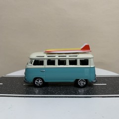 Johnny Lightning Volkswagen VW Samba Surf Bus Combi Type II 21-Window Blue 1:64