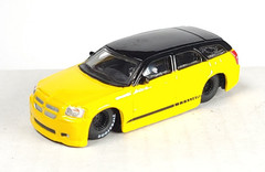 Maisto loose 2006 Dodge Magnum yellow 1/64