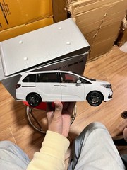 1:18 Scale Honda Odyssey Absolute Black Edition White Diecast Model With Base