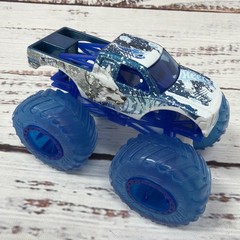 Hot Wheels Monster Jam Blizzard Bashers Wolf 909 1:64 Truck RARE