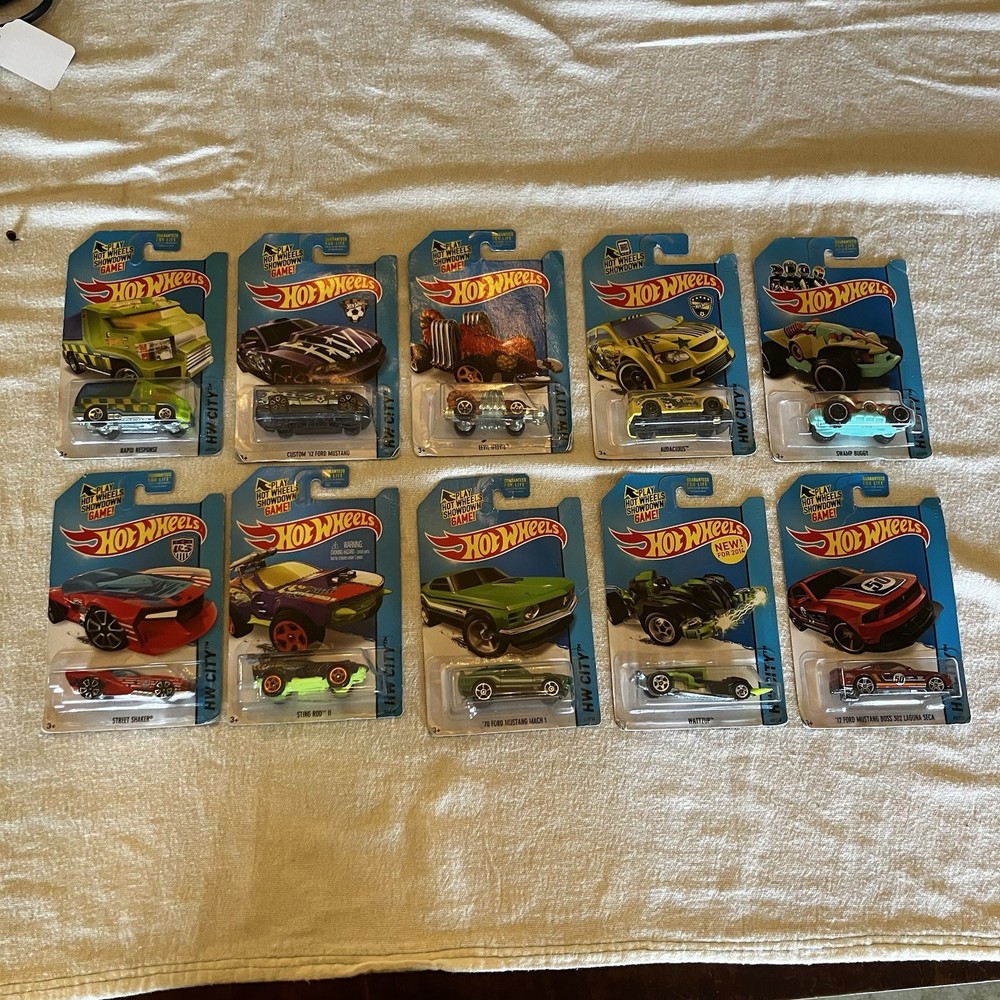 (10) Hotwheels HW City Lot, 2014, 2013 10 Cars With Some Corner Damage