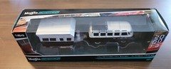 Maisto Design 1:64 Tow & Go – Black/White Volkswagan Van Samba & Alameda Trailer