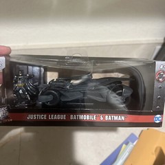2017 Justice League Batmobile with Batman Figure Jada 31706 Diecast Car 5″ 1:32