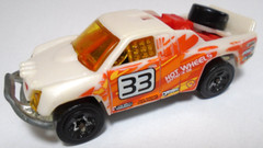 2004 HOT WHEELS OFF TRACK #33 WHITE 1:64 DIECAST 3″ CAR W/ PINK ORANGE & RED