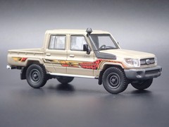 TOYOTA LAND CRUISER 70 SERIES DOUBLE CAB LC79 TRUCK 1/64 SCALE DIECAST MODEL CAR
