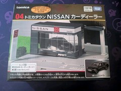 2026 Tomica Kuji Prize 4 – Tomica Town Nissan Car Dealer with Skyline Car – NIP