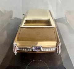 1967 Cadillac Fleetwood Sedan in Gold & Cream w Display Case – 1:43 Premium-X 67