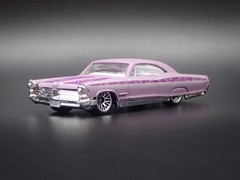 1965 65 PONTIAC BONNEVILLE PURPLE 1:64 SCALE COLLECTIBLE DIECAST MODEL CAR
