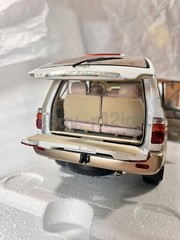 1:18 Scale Toyota Land Cruiser White Diecast Model Car