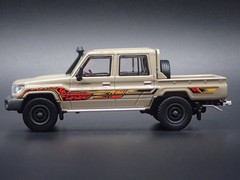TOYOTA LAND CRUISER 70 SERIES DOUBLE CAB LC79 TRUCK 1/64 SCALE DIECAST MODEL CAR