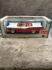 Sun Star 1957 Ford Fairlane Skyliner 1/18 Diecast Model Car – Red/White.