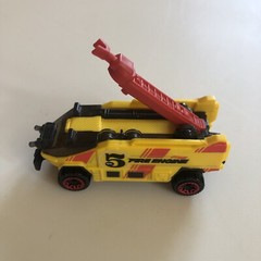 Hot Wheels Runway Res-Q “Fire Engine 5” 2018 Moving Red Ladder Yellow Truck