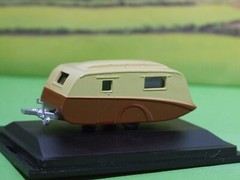 Oxford 1:76 Scale 1940’s Caravan in Cream-Brown