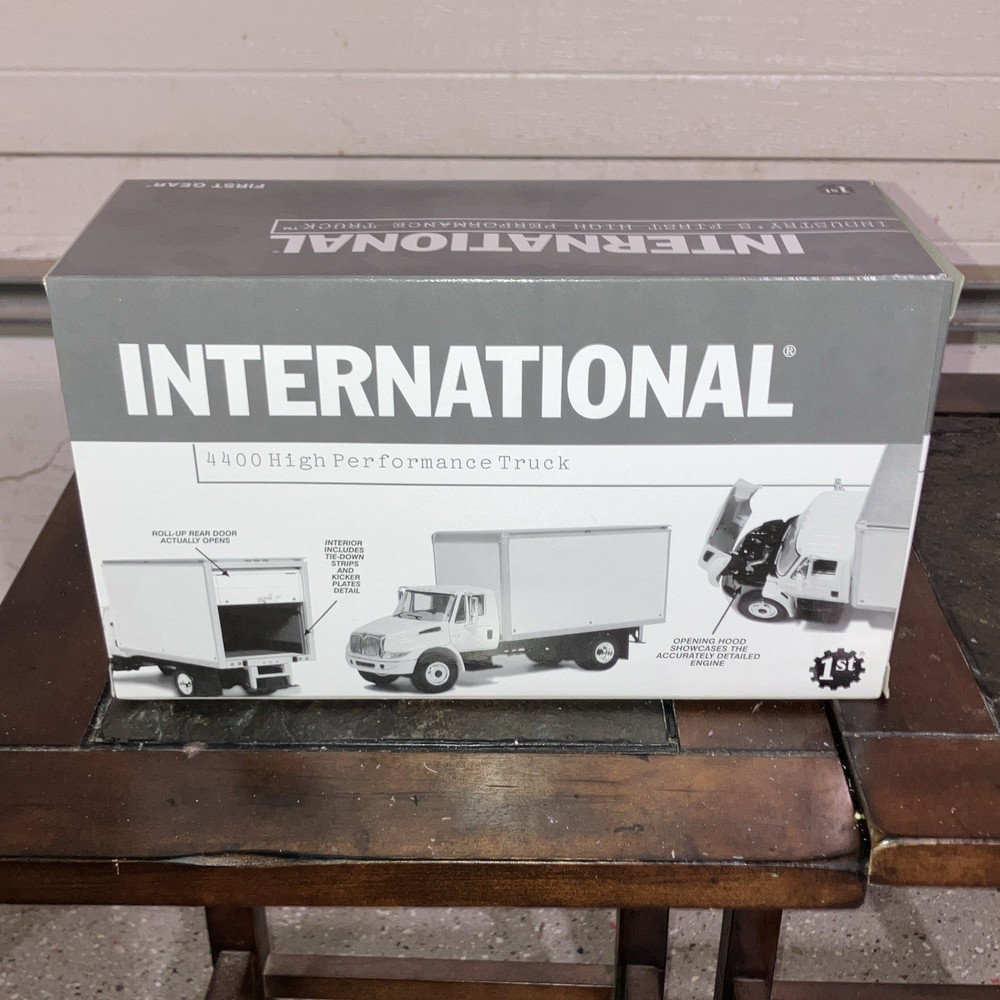 First Gear 1:34 2002 International 4400 Truck Diecast, Opening Hood