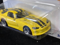 2025 HOT WHEELS 96 Dodge Viper GTS Yellow Stripes & 2013 SRT Viper White Lot 2