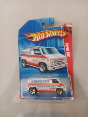 Hot Wheels Super Van Ambulance 2010 Race World – NIB