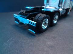 1:64 Scale 1976 Kenworth K100 Aerodyne – White Semi Truck iXO Diorama