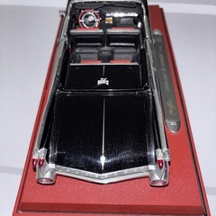 Maisto 1:18 1959 Cadillac Eldorado Biarritz Custom Shop Black with Stand