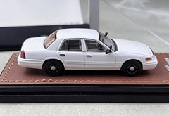 GOC 1:64 Ford White Police Crown Victoria EN114 American Model Display