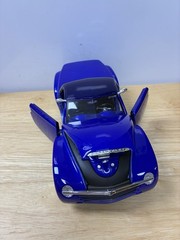 Maisto Special Edition 2000 Chevrolet SSR Concept Blue 1:18 Scale Diecast Model