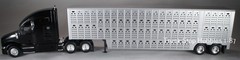 HO 1:87 TSH # 69408 KW T-680 Sleeper w/Silver Livestock Cattle Trailer – Black