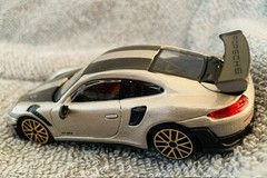 Maisto – 2019 Porsche 911 GT2 RS 1:43 Accelerate Silver-Street Fire