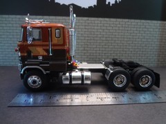 1:64 Scale Ford COE 9000 – Brown Beige – Diorama Garage Semi Tractor