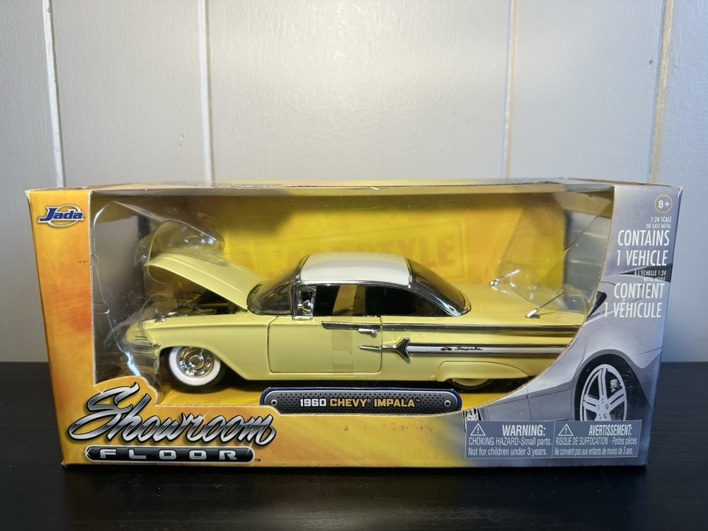 JADA SHOWROOM FLOOR 1960 CHEVY IMPALA 1:24 YELLOW WITH WHITE TOP