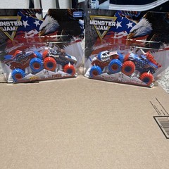 Monster Jam Stars & Stripes 2-Pack Trucks Dragon vs Zombie + Monster Mutt