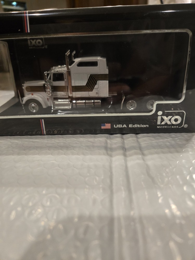 1:64 IXO Models *WHITE James Bond 007* Kenworth W900 Semi Truck NIB!