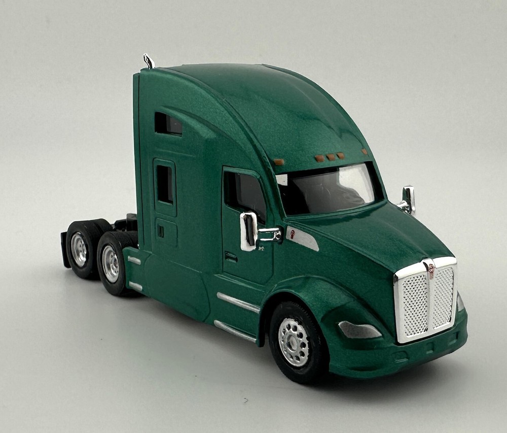 HO 1:87 HL-68005 Kenworth T-680 Sleeper Cab Tandem Axle Tractor – Metallic Green