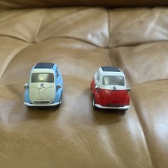 Lot of 2 Kintoy Die cast BMW Isettas. Light Blue & White. Red & White.