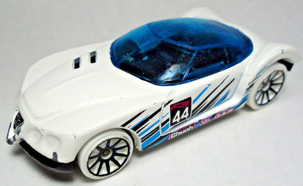 2013 HOT WHEELS GOLDEN ARROW #44 WHITE 1:64 DIECAST 2 5/8″ RACE CAR WITH BLUE