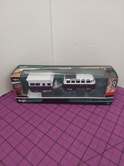 Maisto Design 1:64 Tow & Go Volkswagon Van Samba & Alameda Trailer
