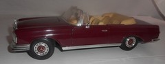 Maisto 1966 Mercedes-Benz 280SE Convertible 1:18 Diecast Car Maroon/Tan 10-1/2″L