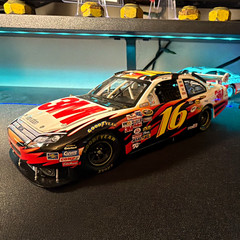 Ford Fusion 2010 NASCAR 3M #16 1:24 Diecast Car White/Black/Red Hood/Trunk