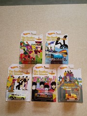 Hot Wheels The Beatles Yellow Submarine 5 Car Lot