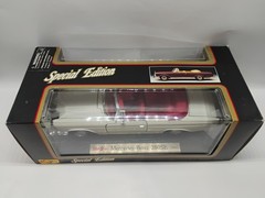Maisto Special Edition 1:18 Scale White 1966 Mercedes Benz 280SE Convertible